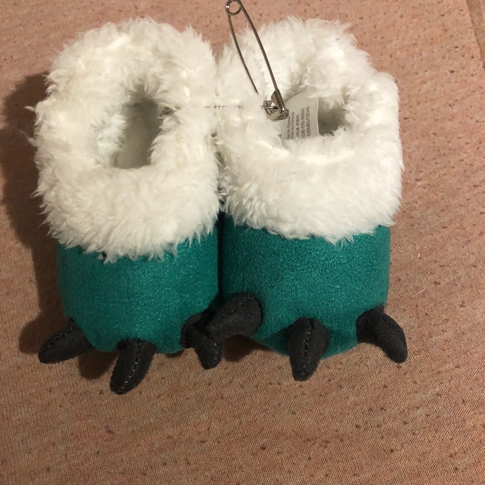 Clawed slippers